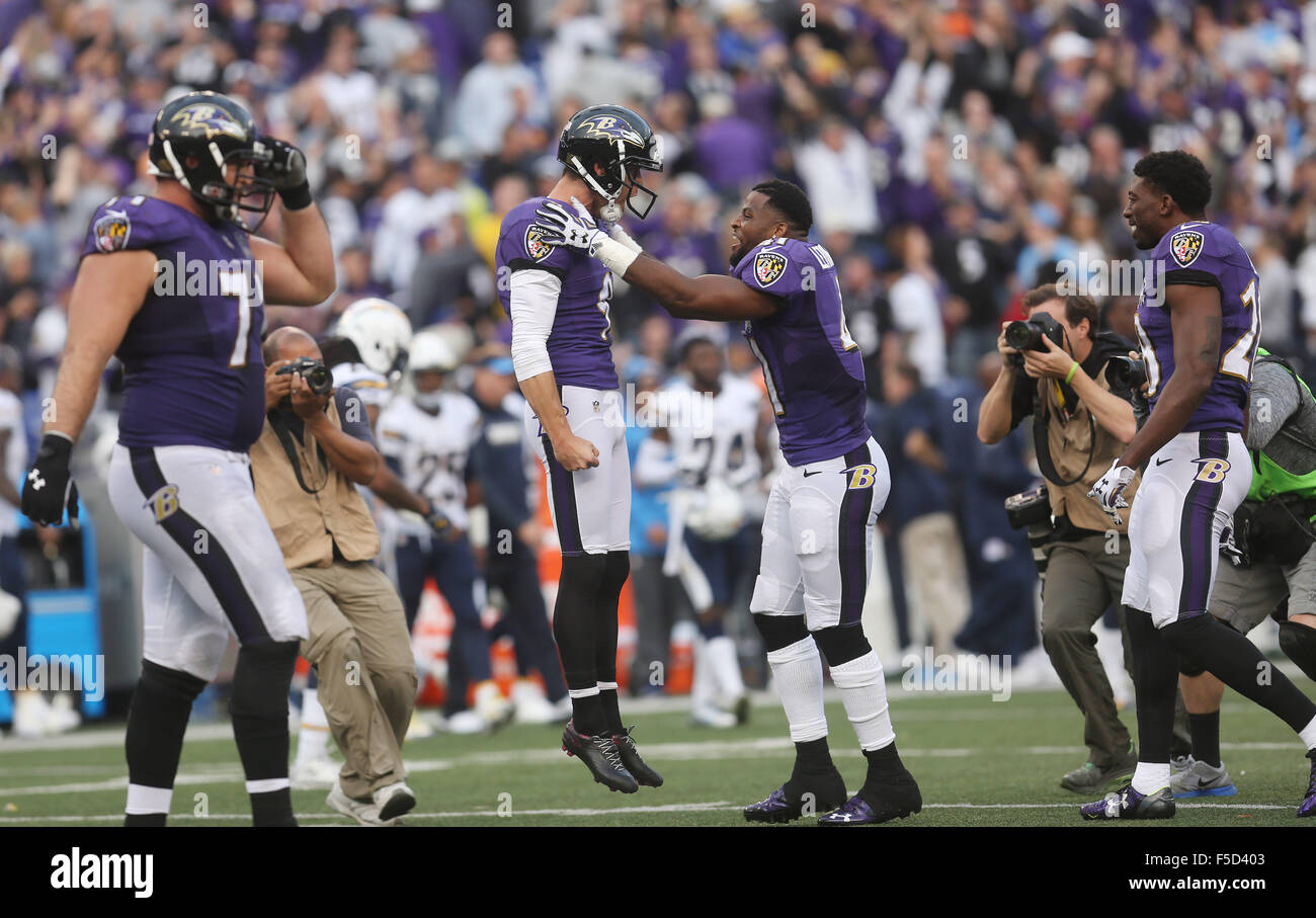 Baltimore, Maryland, USA. 1. November 2015. Baltimore Ravens K Justin Tucker (9) reagiert mit Baltimore Ravens DB Anthony Levine Sr. (41) nach seinem spielentscheidenden Field-Goal gegen die San Diego Chargers im M & T Bank Stadium in Baltimore, MD am 1. November 2015. Baltimore gewann das Spiel 29-26. Bildnachweis: Cal Sport Media/Alamy Live-Nachrichten Stockfoto