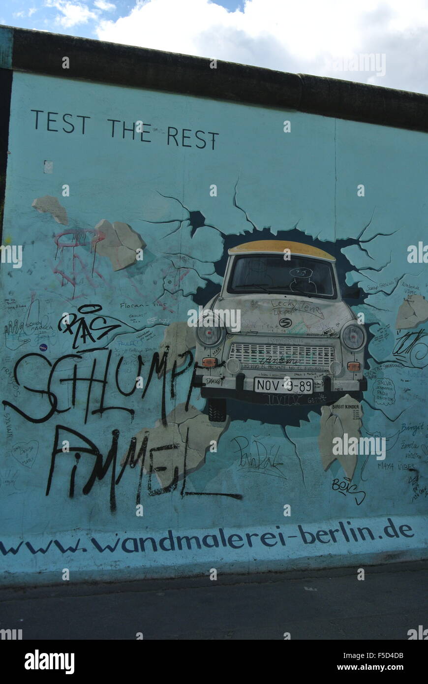 Graffiti, Auto Zerschlagung durch Mauer, Berlin Stockfoto