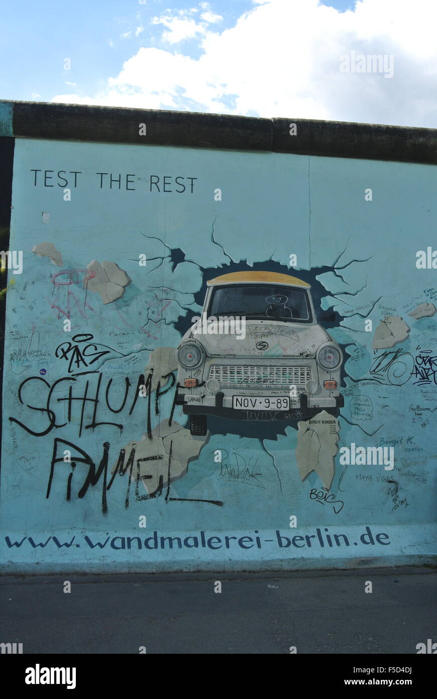 Graffiti, Auto Zerschlagung durch Mauer, Berlin Stockfoto