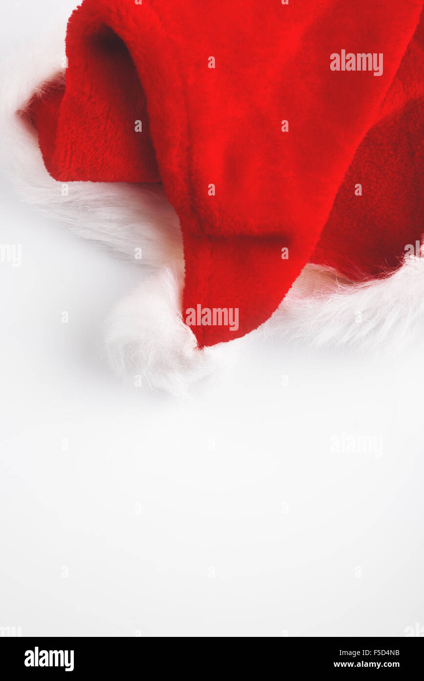 Weihnachtsmann-Mütze auf weißen Tisch, Weihnachten Saison Zubehör Kostüm mit textfreiraum gefaltet Stockfoto
