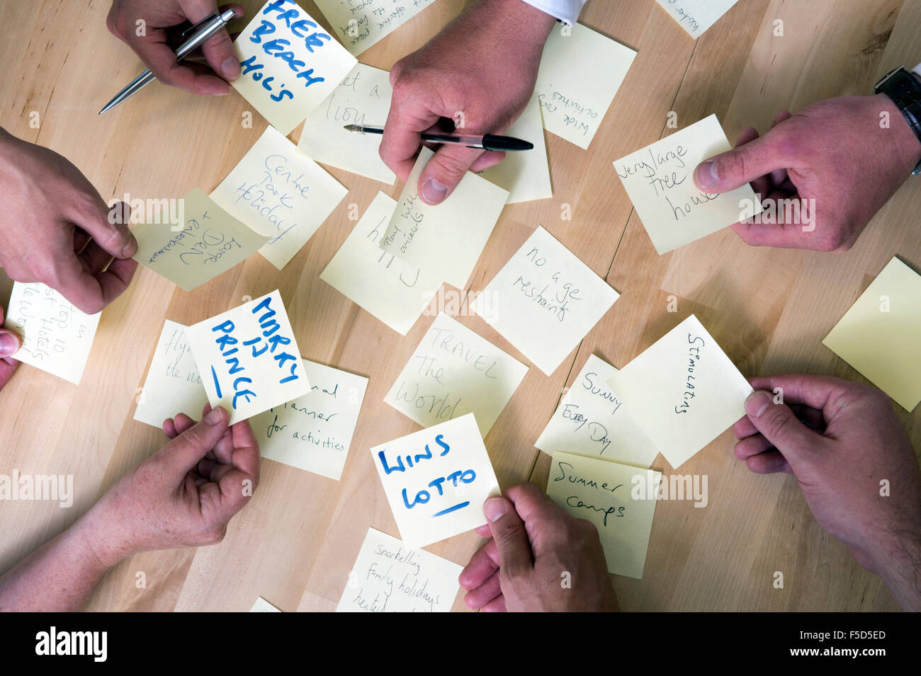 Die unternehmerisch-Spark Kleinunternehmen Trainingstag am Trinity Quay, Bristol - produzieren Teams Ideen auf Post-It Zettel während der Arbeit Stockfoto