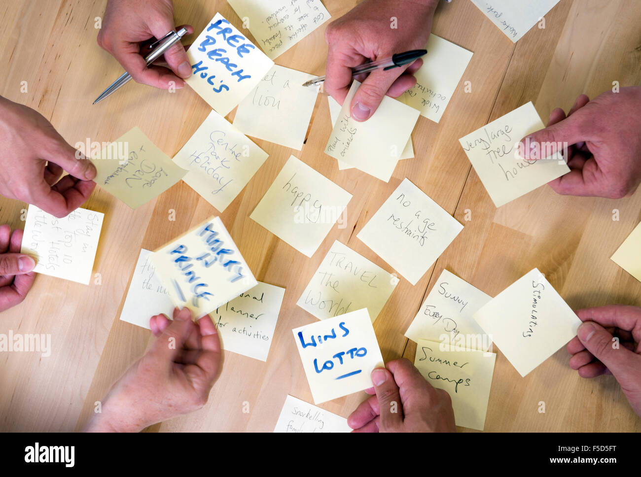 Die unternehmerisch-Spark Kleinunternehmen Trainingstag am Trinity Quay, Bristol - produzieren Teams Ideen auf Post-It Zettel während der Arbeit Stockfoto
