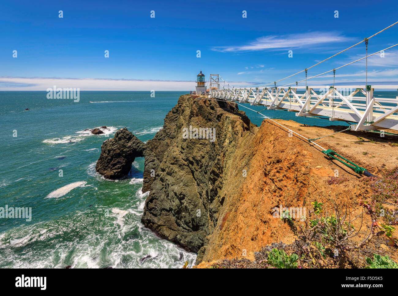 Zeigen Sie Bonita Lighthouse auf dem Felsen unter blauem Himmel, California Stockfoto