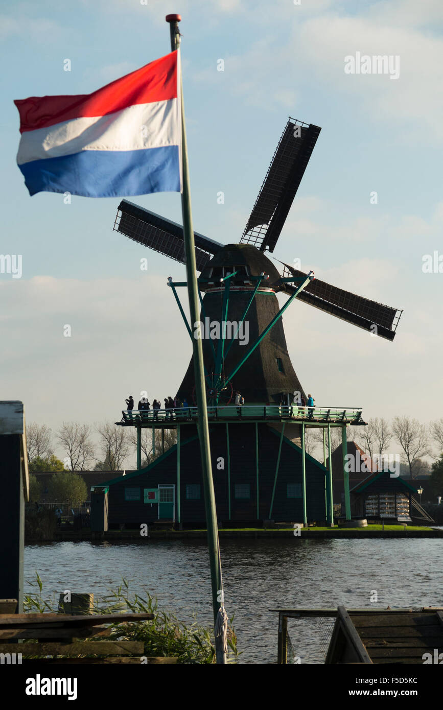 Niederlandische Flagge Fliegen De Zoeker Windmuhle Wind Muhlen Windmuhlen Wind Mills Zaanse Schans Holland Niederlande Blauer Himmel Sonne Stockfotografie Alamy