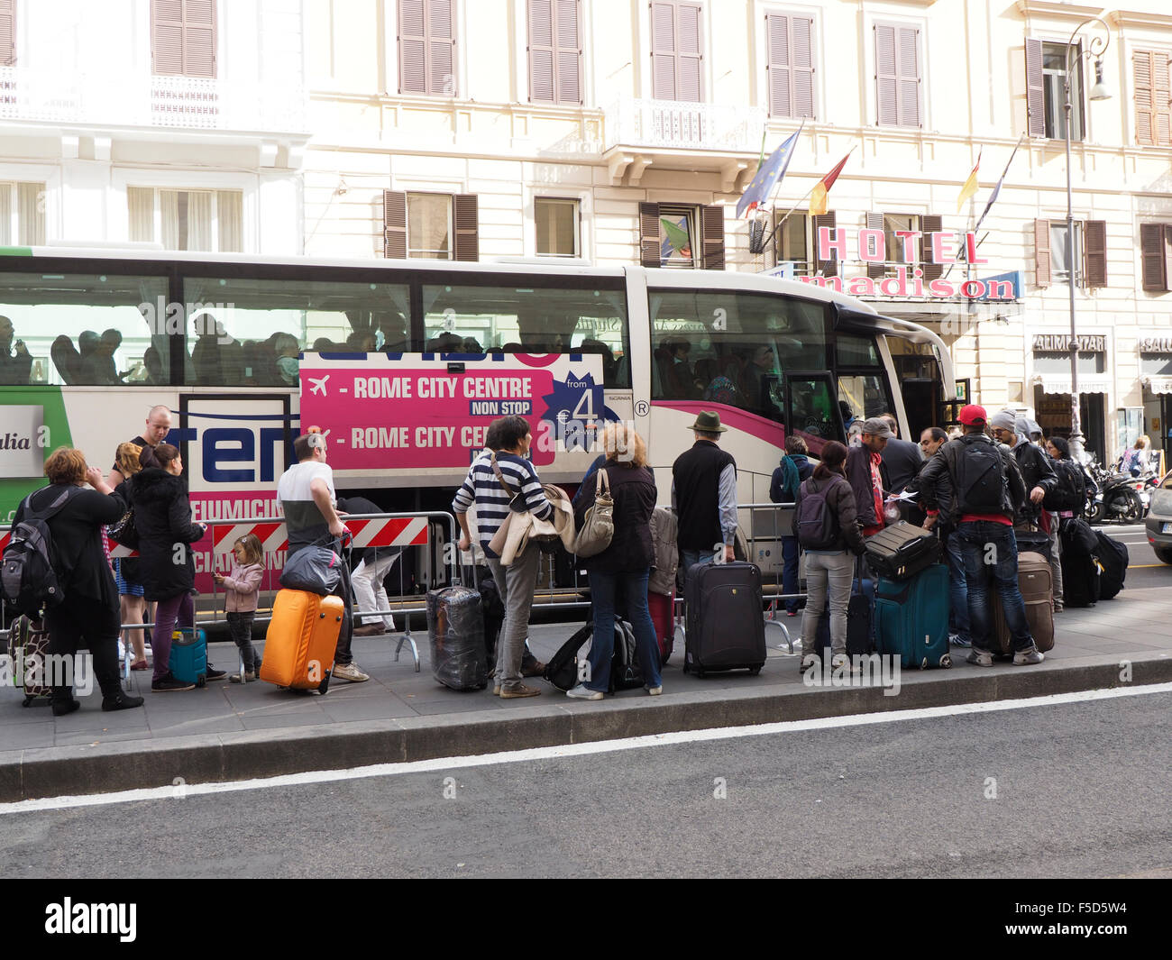 Der Shuttle-Bus vom Bahnhof Termini zum Flughafen mit vielen Menschen, Rom, Italien Stockfoto