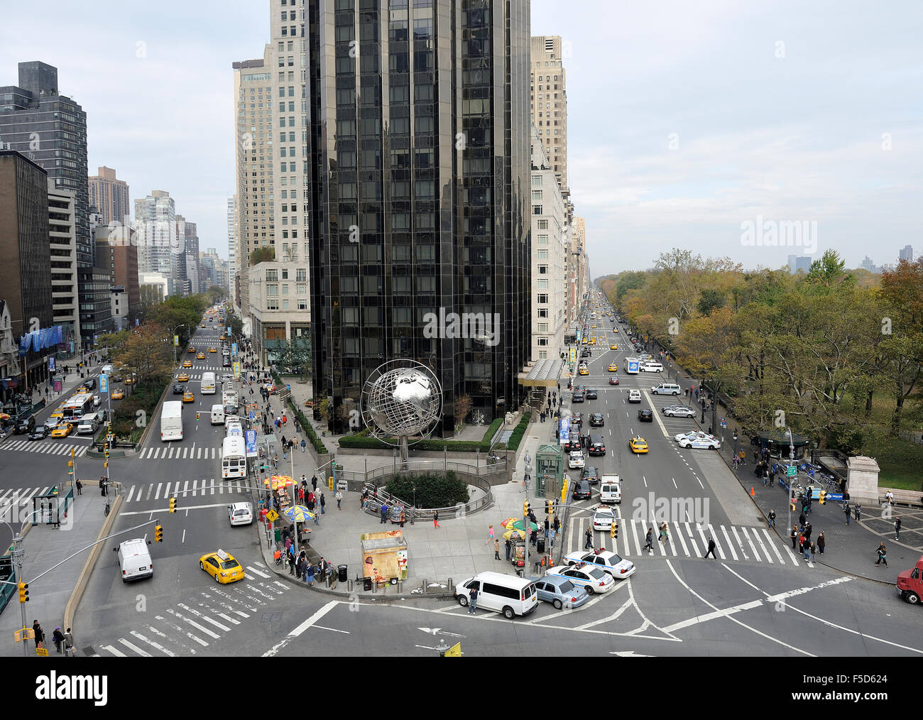 Zeigen Sie am Columbus Circle in New York in der Nähe von zentralen Park.With Taxis und Globus vor den Trump Tower an. Stockfoto