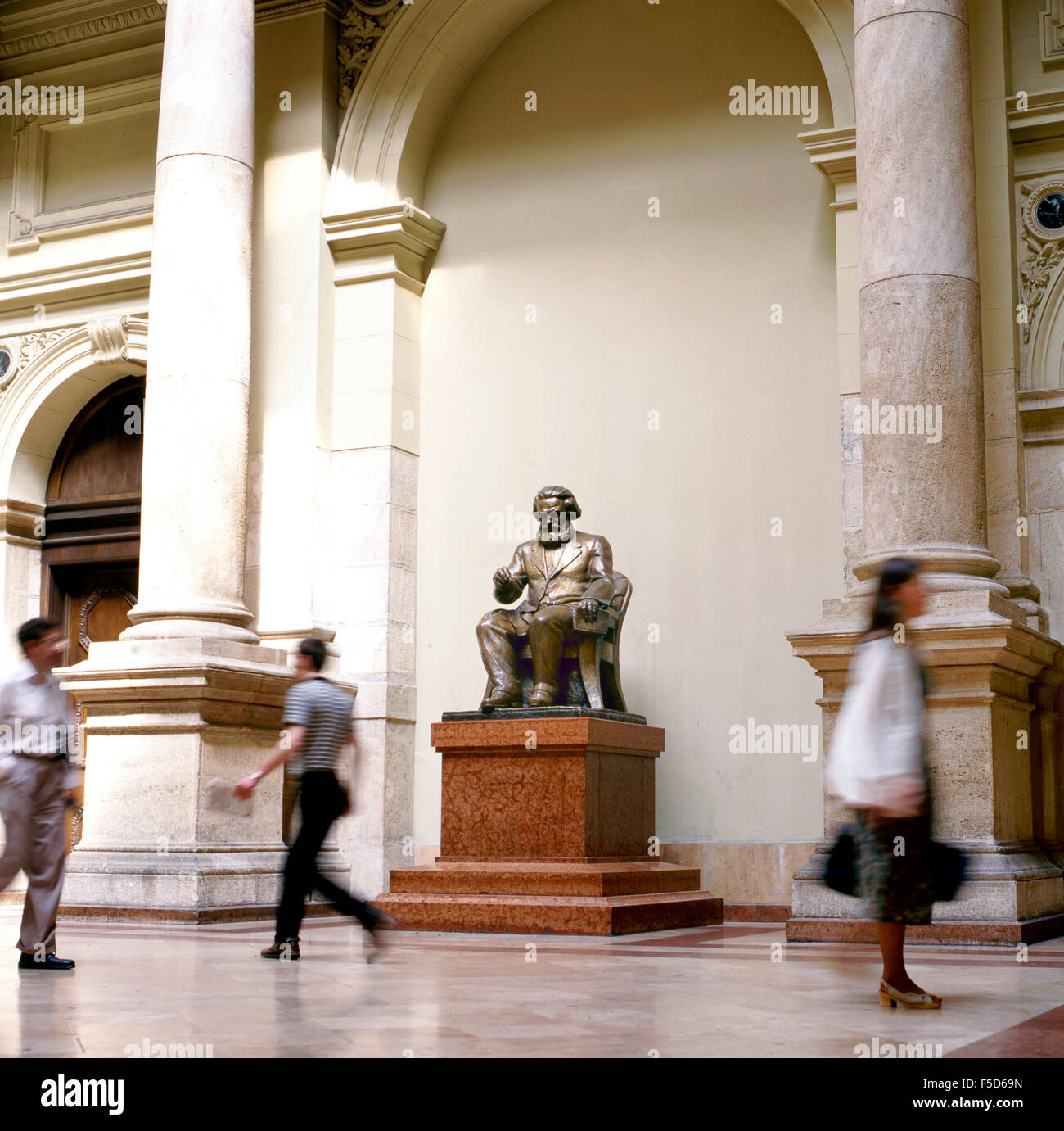 Budapest, Ungarn-November 11,2008; Statue des berühmten Denkers, Karl Marx an der Hochschule für Wirtschafts-Wissenschaften. November 11,2 Stockfoto
