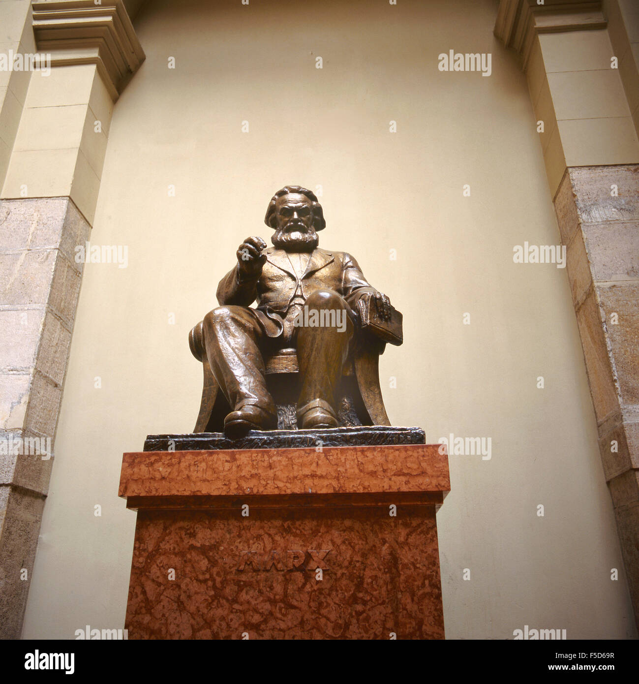 Budapest, Ungarn-November 11,2008; Statue des berühmten Denkers, Karl Marx an der Hochschule für Wirtschafts-Wissenschaften. November 11,2 Stockfoto