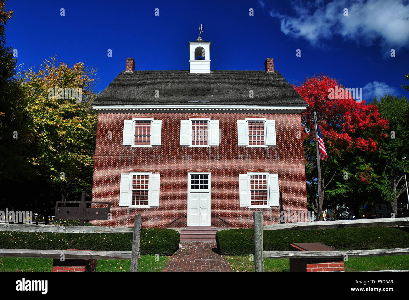 York, Pennsylvania: Restauriert 1754 georgianischen Stil Colonial Gerichtshaus mit Kuppel auf dem Dach und Holzschäfte * Stockfoto