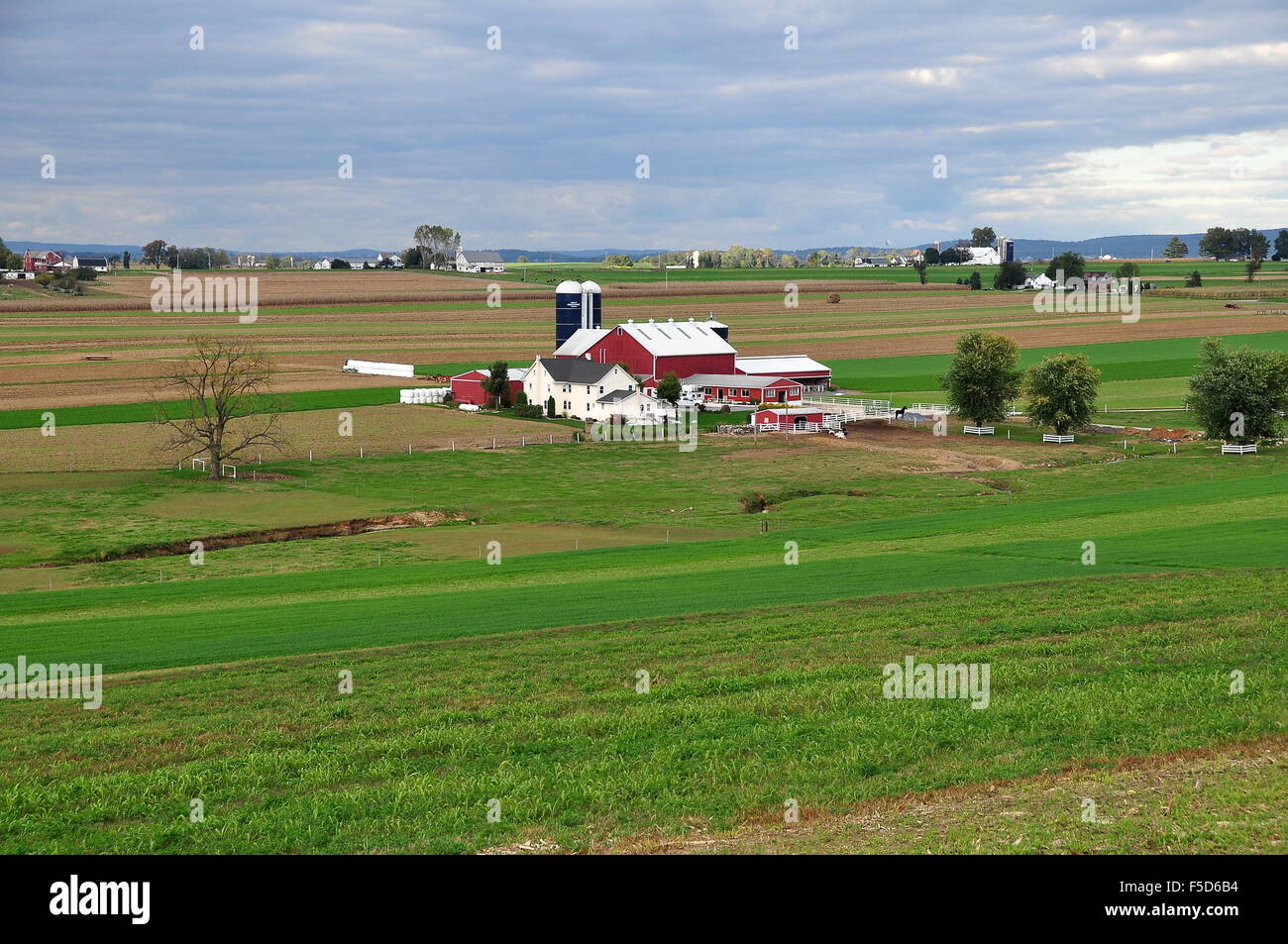 Lancaster County, Pennsylvania: Eine große Amish Landwirtschaft mit Bauernhaus, Scheunen und Silos, umgeben von Ackerland Stockfoto