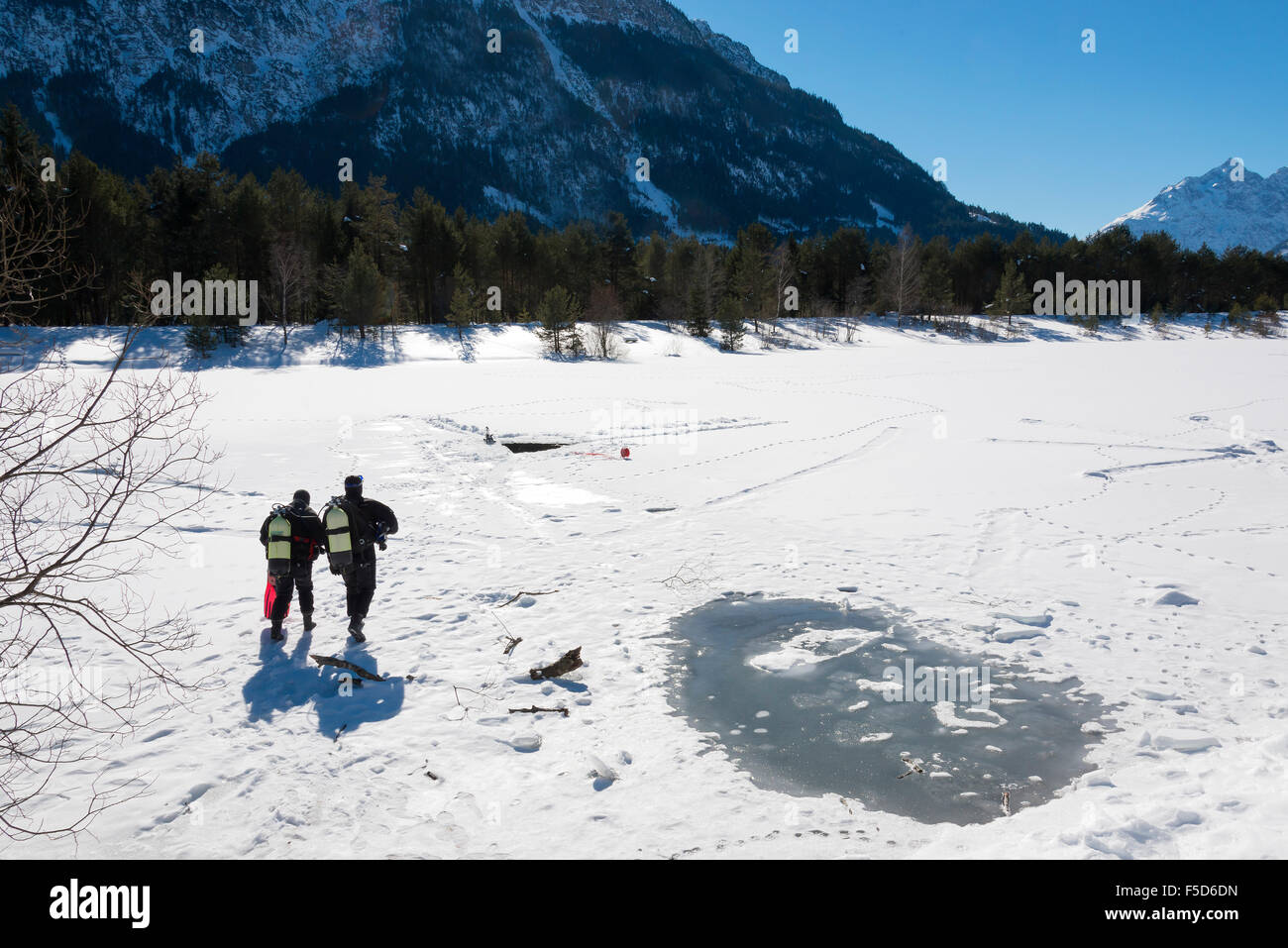 Tauchen auf dem Weg zum Eisloch, Tauchen Icediving, Lechausee, Reutte, Weißenbach, Tirol, Tirol, Österreich Stockfoto