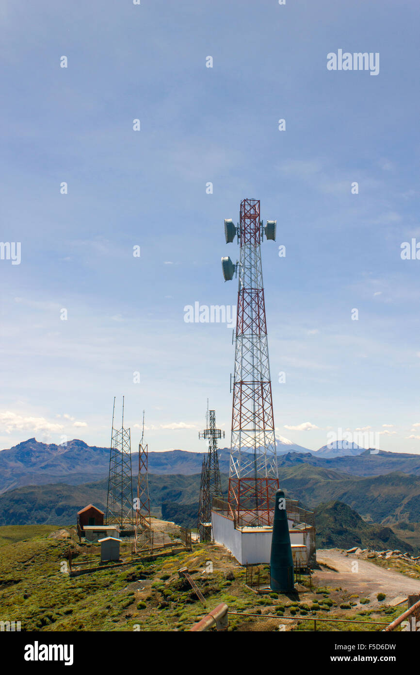 Kommunikation-Antennen auf dem Kamm der Anden über Papallacta im Ecuador ermöglicht die Kommunikation zwischen Quito und dem Amazonas Stockfoto