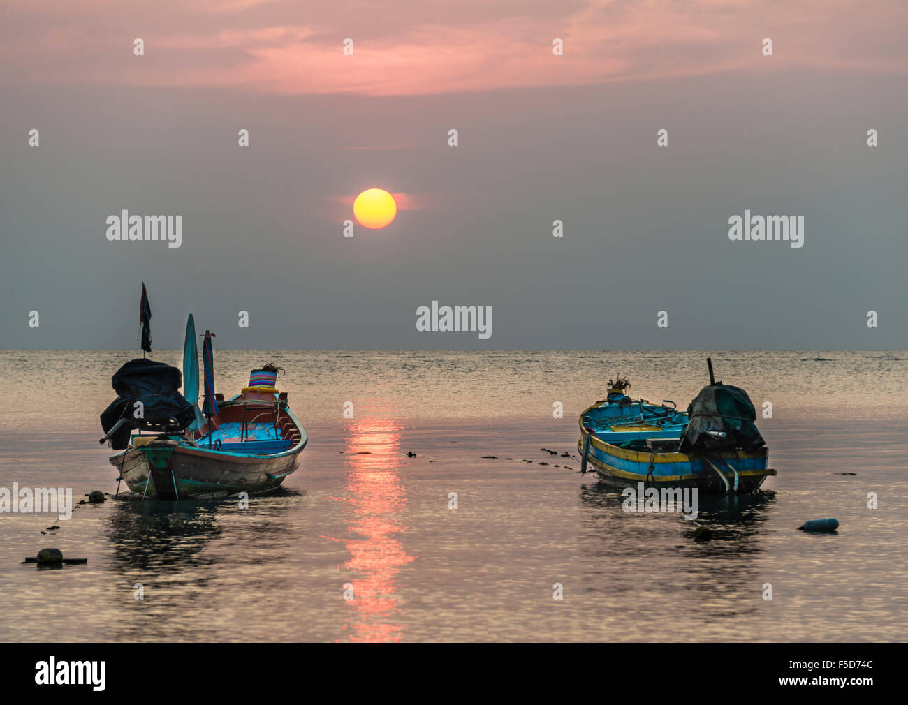 Zwei Longtail-Boote Südchinesische Meer bei Sonnenuntergang, Golf von Thailand, Koh Tao, Thailand Stockfoto
