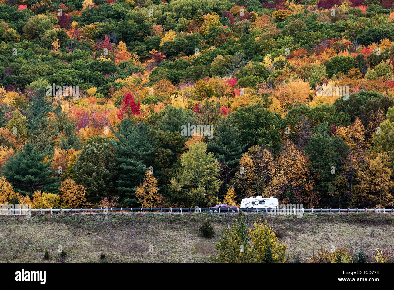 RV Camper auf einen Herbst Roadtrip, Castleton, New York, USA Stockfoto