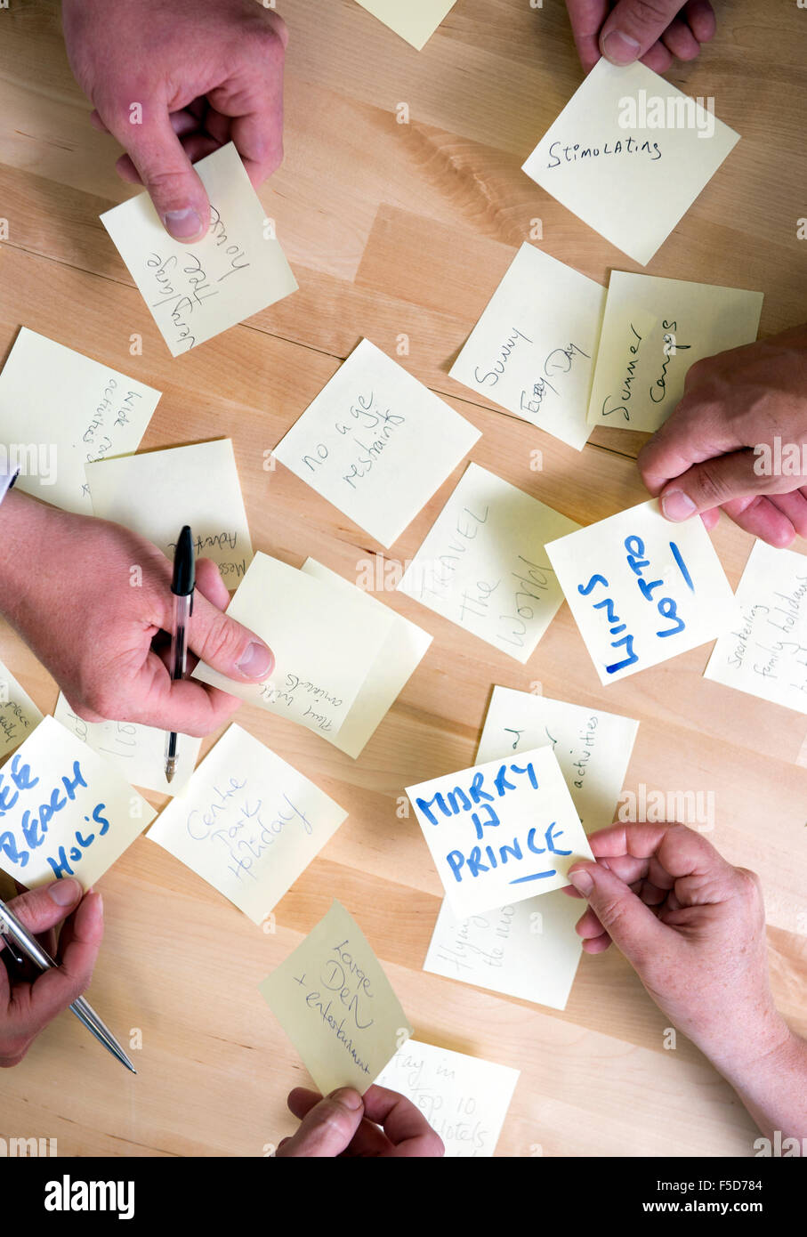 Die unternehmerisch-Spark Kleinunternehmen Trainingstag am Trinity Quay, Bristol - produzieren Teams Ideen auf Post-It Zettel während der Arbeit Stockfoto