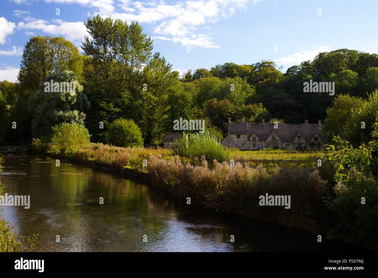 Fluß Coln und Arlington Row, Bibury, Cotswolds, Gloucestershire, England, UK, GB, Europa Stockfoto