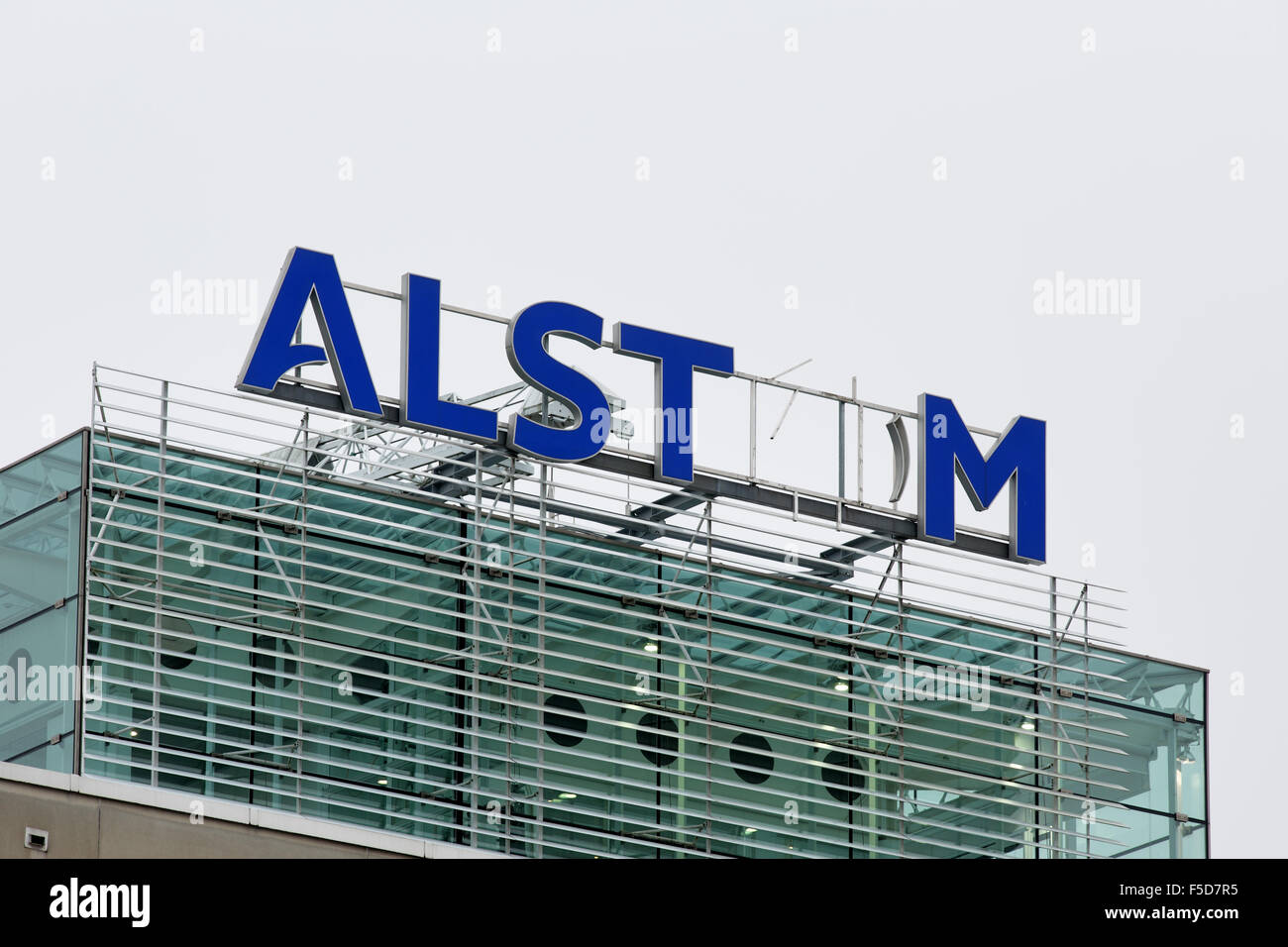 Baden/Schweiz. 2. November 2015. Alstom-Logo auf dem Dach des Wärmeleistung Hauptquartier für Fusionen und Übernahmen von General Electric entfernt wird. Carsten Reisinger/Alamy Live-Nachrichten. Stockfoto