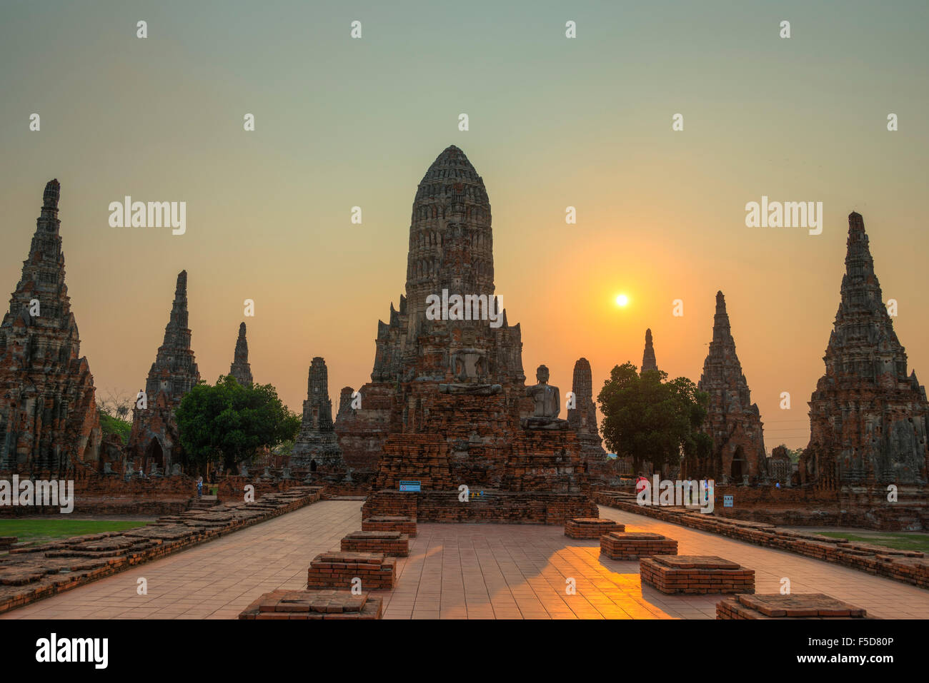 Buddhistischer Tempel bei Sonnenuntergang, Wat Chaiwatthanaram, Ayutthaya, Thailand Stockfoto