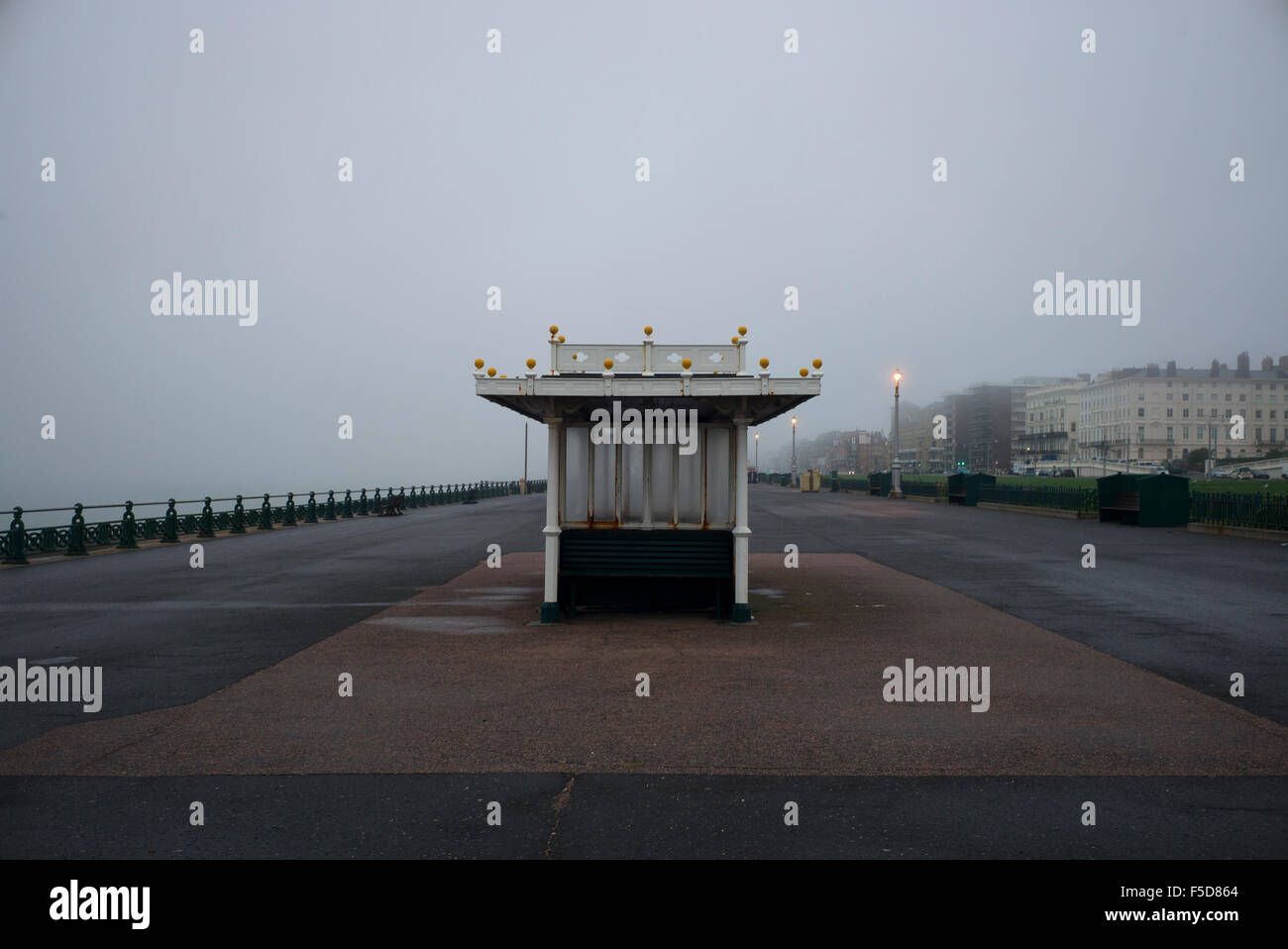 Unterkunft am Meer und Promenade im Nebel am frühen Morgen, Brighton und Hove UK Stockfoto