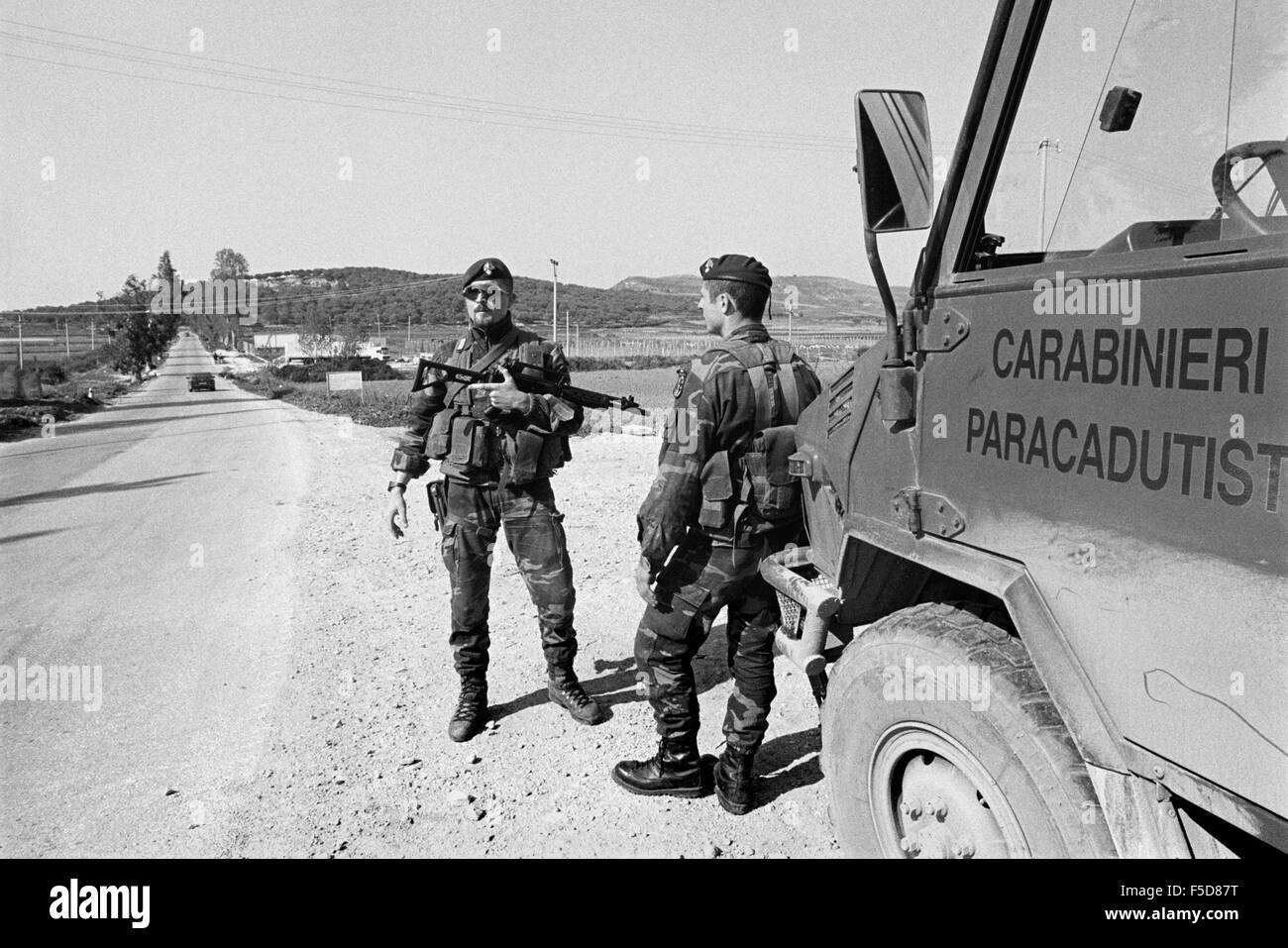 Albanien, Patrouillen Betrieb Alba der italienischen Streitkräfte nach dem Bürgerkrieg von Frühjahr 1997, Soldaten der Spezialeinheit 1. Regiment Carabinieri Fallschirmspringer "Tuscania" die Straße nach Valona Stadt Stockfoto