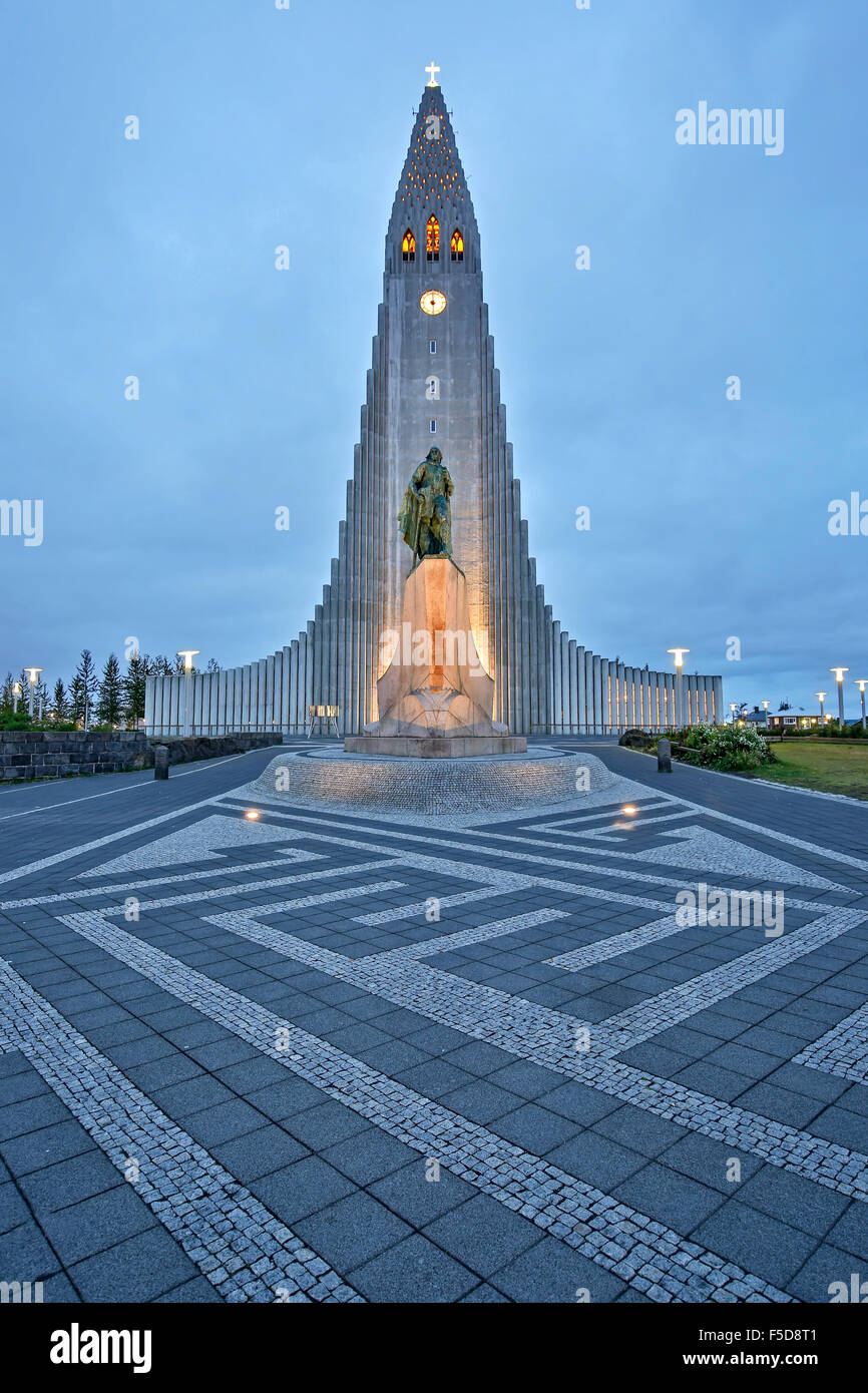 Hallgrims-Kirche vom Architekten Guðjón Samúelsson, Leif Erikson Statue (Alexander Stirling Calder, Bildhauer), Reykjavik, Island Stockfoto