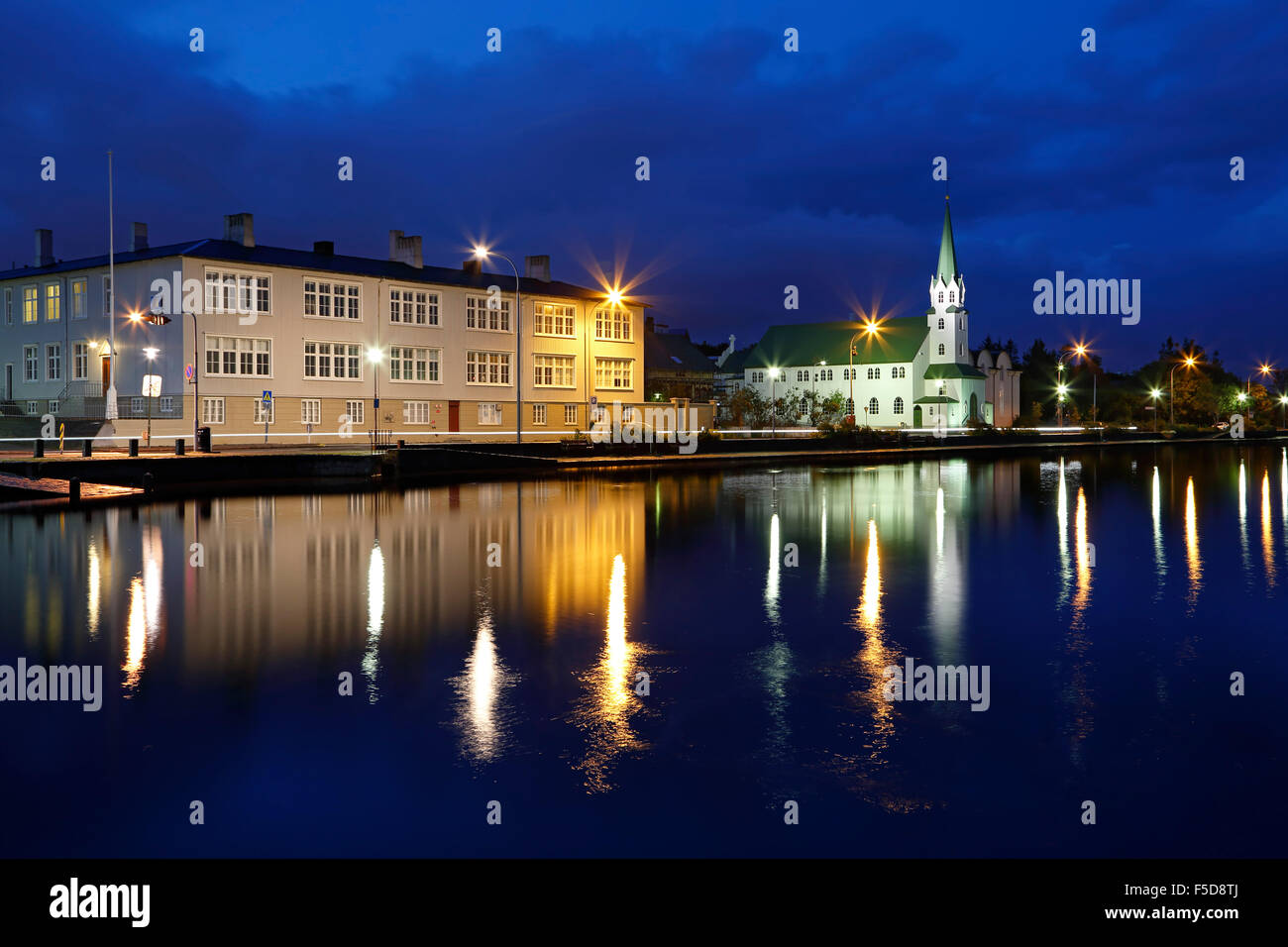 Gebäude auf Tjorning Teich (Frikirjan Kirche auf der rechten Seite), Reykjavik, Island nieder Stockfoto