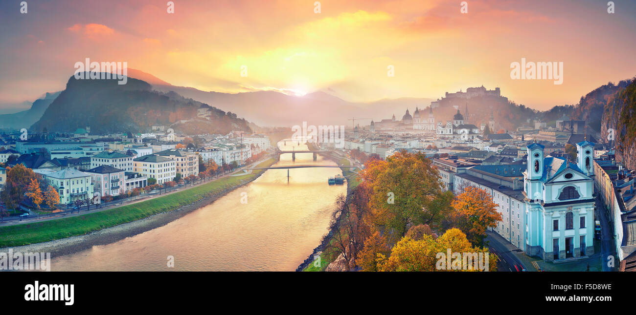 Salzburg, Österreich. Panorama-Bild des Salzburger während Herbst Sonnenaufgang. Stockfoto