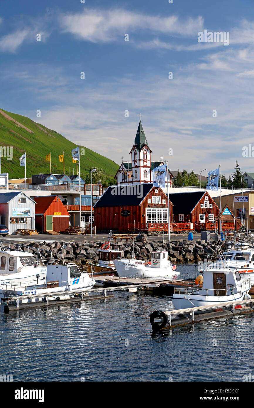 Boote, farbenfrohen Gebäuden und Kirche, Husavik Hafen, Husavik, Island Stockfoto
