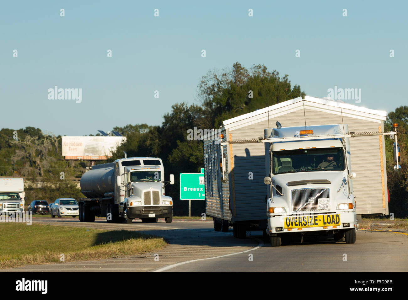 Umzug - glänzenden amerikanischen Volvo Lkw Transport Mobilheim große Last auf LKW-Route Interstate 10, Louisiana, USA Stockfoto