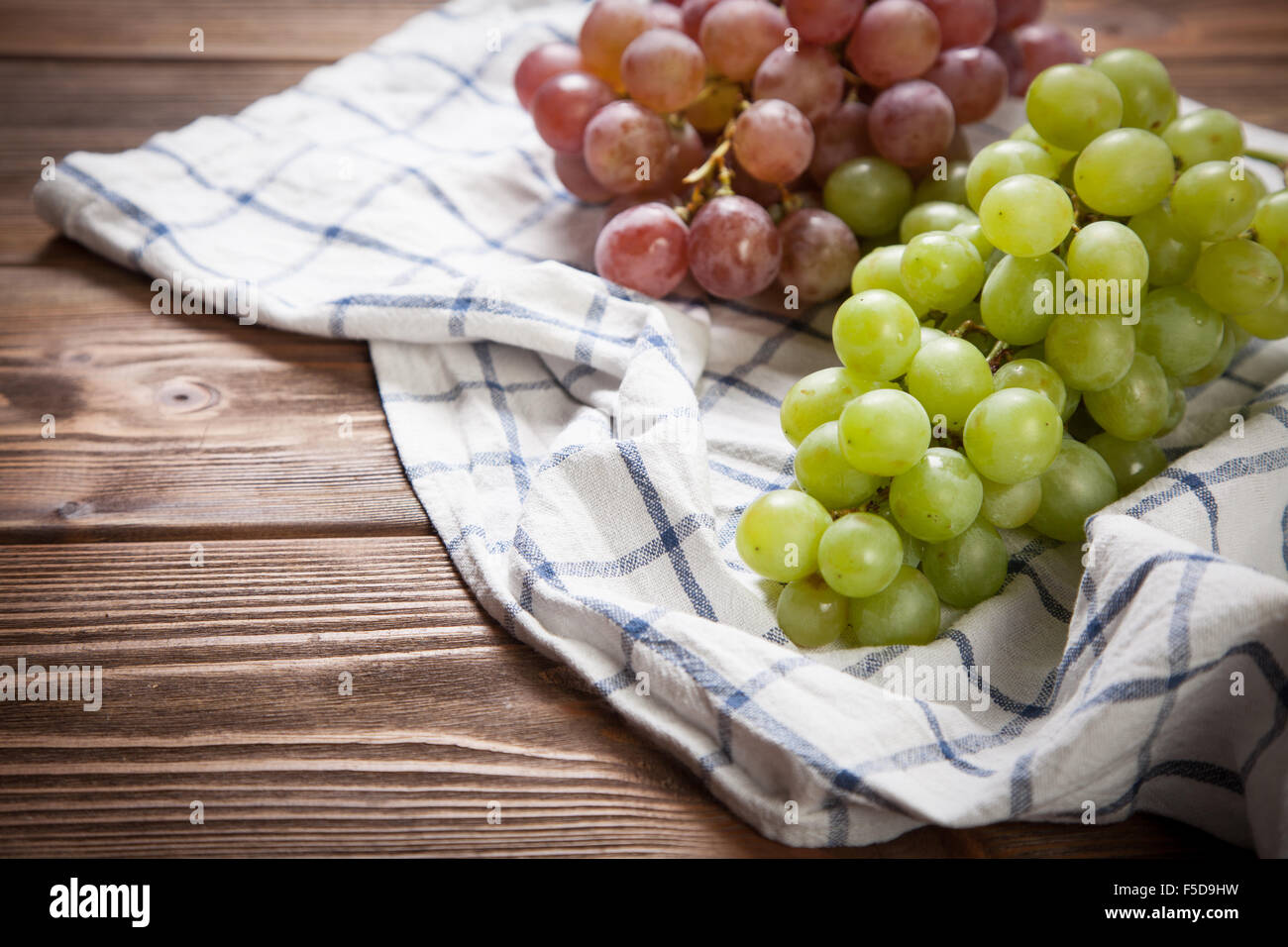 Köstliche Trauben auf einem Küchentisch Stockfoto