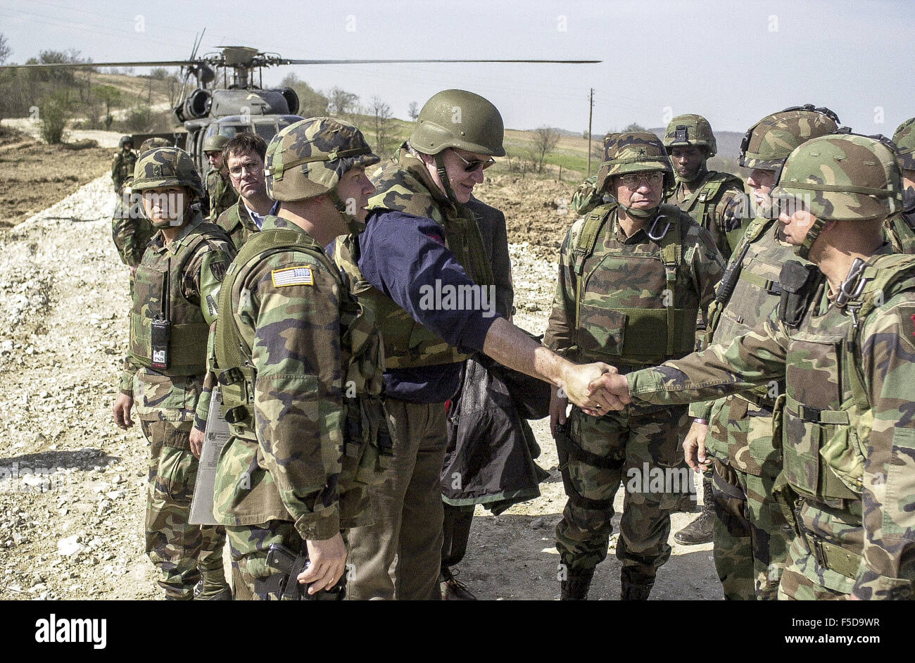 Kosovo Jugoslawien 2 November 15 Senator Fred Thompson Ist Willkommen Outpost Sapper Nahe Der Grenze Von Kosovo Und Serbien 22 April 00 C Bill Putnam Zuma Draht Alamy Live Nachrichten Stockfotografie Alamy