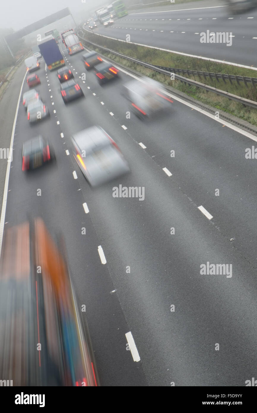 Yorkshire, Vereinigtes Königreich. 2. November 2015. Das Autobahnnetz in South Yorkshire hat in dichtem Nebel heute bedeckt wurde, führt zu gefährlichen Fahrsituationen und Schwerverkehr wie viele Leute nach den Ferien Semesterhälfte Wiedereinstieg. Bildnachweis: Mark Lees/Alamy Live-Nachrichten Stockfoto