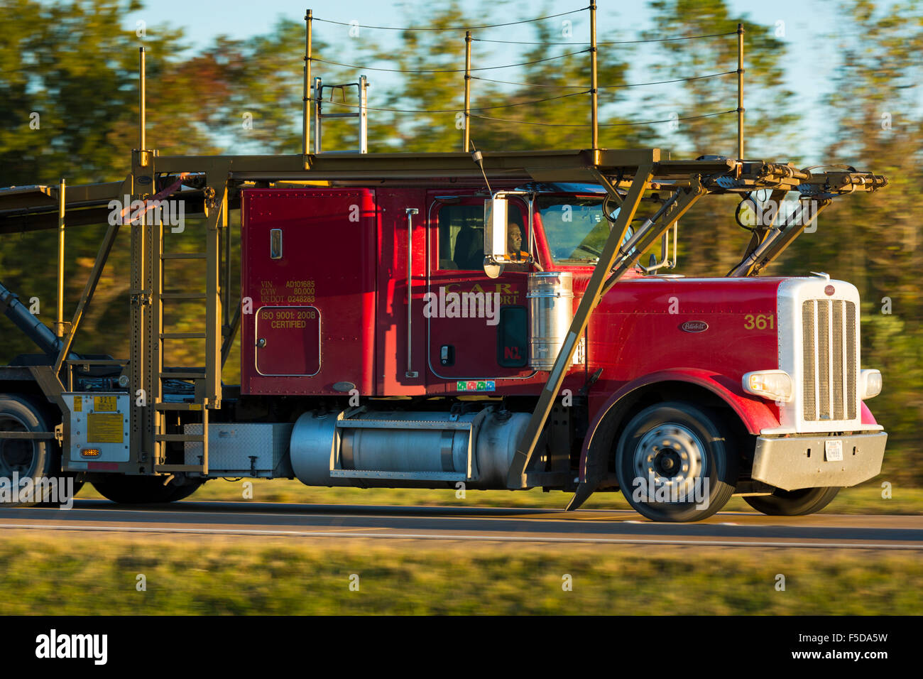 Typische saubere, glänzende amerikanischer Peterbilt LKW für den Güterverkehr auf LKW-Route Interstate 10, Louisiana, USA Stockfoto