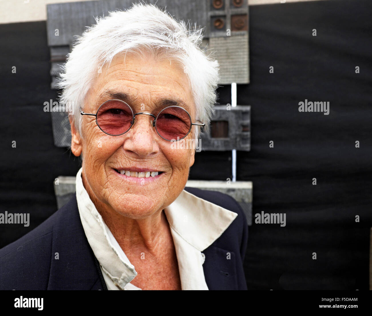 Eine Frau mittleren Alters mit sehr kurzen Haaren, getönte Brille. Sie ist Künstlerin Grayson Malone. Stockfoto