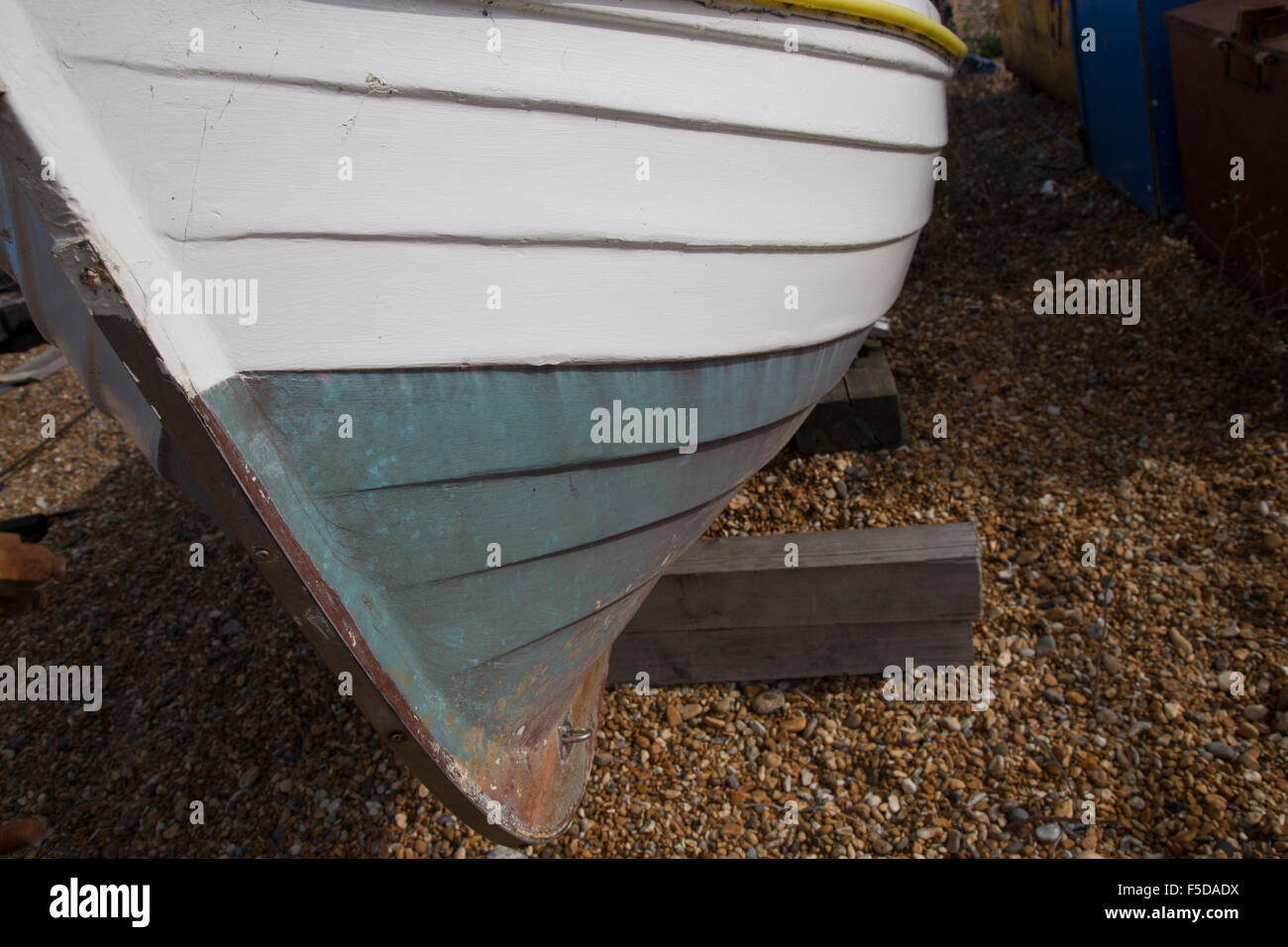 Holzboot Rumpf aus dem Wasser bereit für Wartung Stockfoto