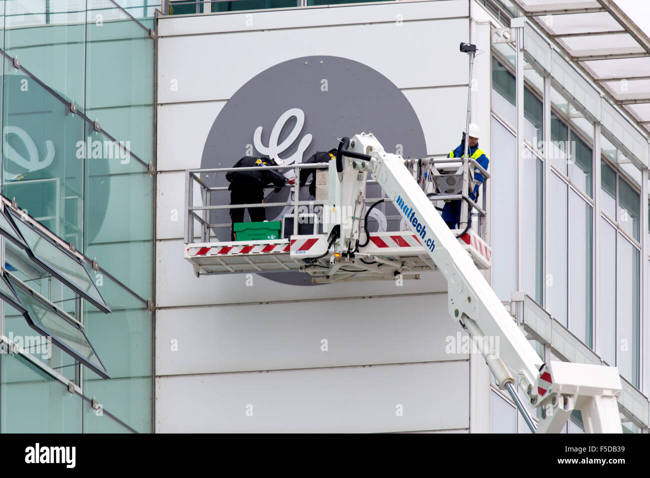 Baden/Schweiz. 2. November 2015. Installation des neuen General Electric Logos am ehemaligen Sitz der Alstom Wärmeleistung. Carsten Reisinger/Alamy Live-Nachrichten. Stockfoto