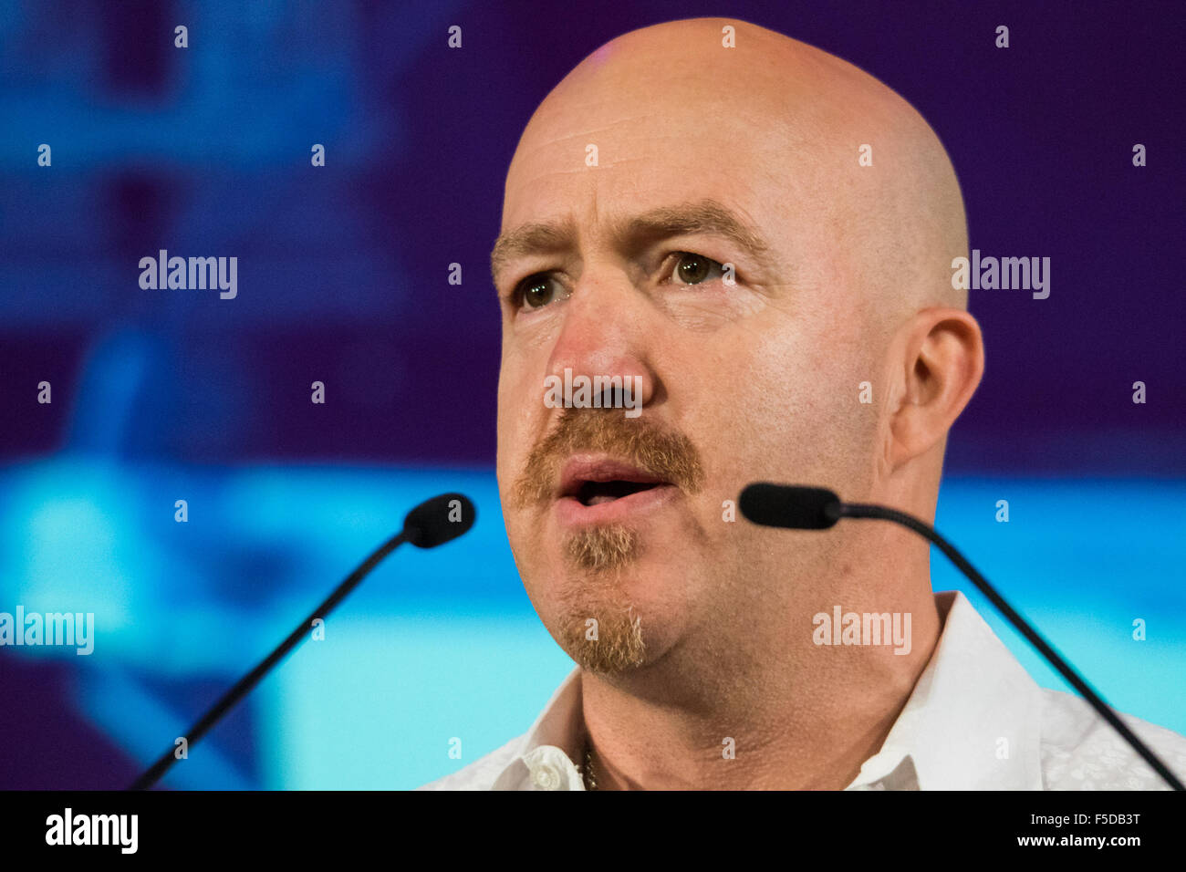 Westminster Central Hall, London, 2. November 2015. Komiker Andy Parsons befasst stellvertretend für Darsteller und Darstellerinnen Union Equity, sich mit der gepackten Westminster Central Hall. Bildnachweis: Paul Davey/Alamy Live-Nachrichten Stockfoto