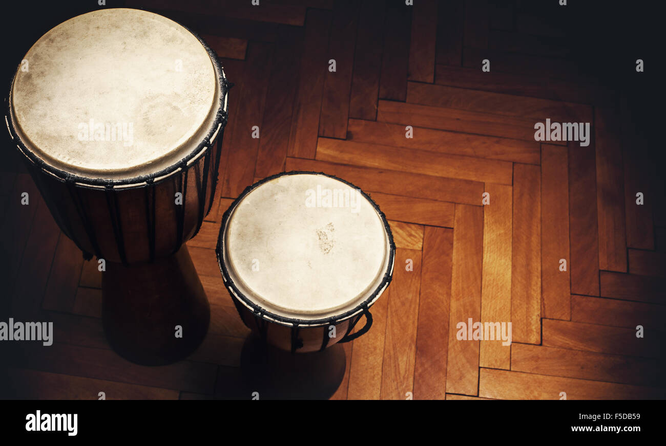 Zwei alte Vintage-Stil aus Holz Djemben, Percussion-Instrumente aus Balkan und Afrika. Stockfoto