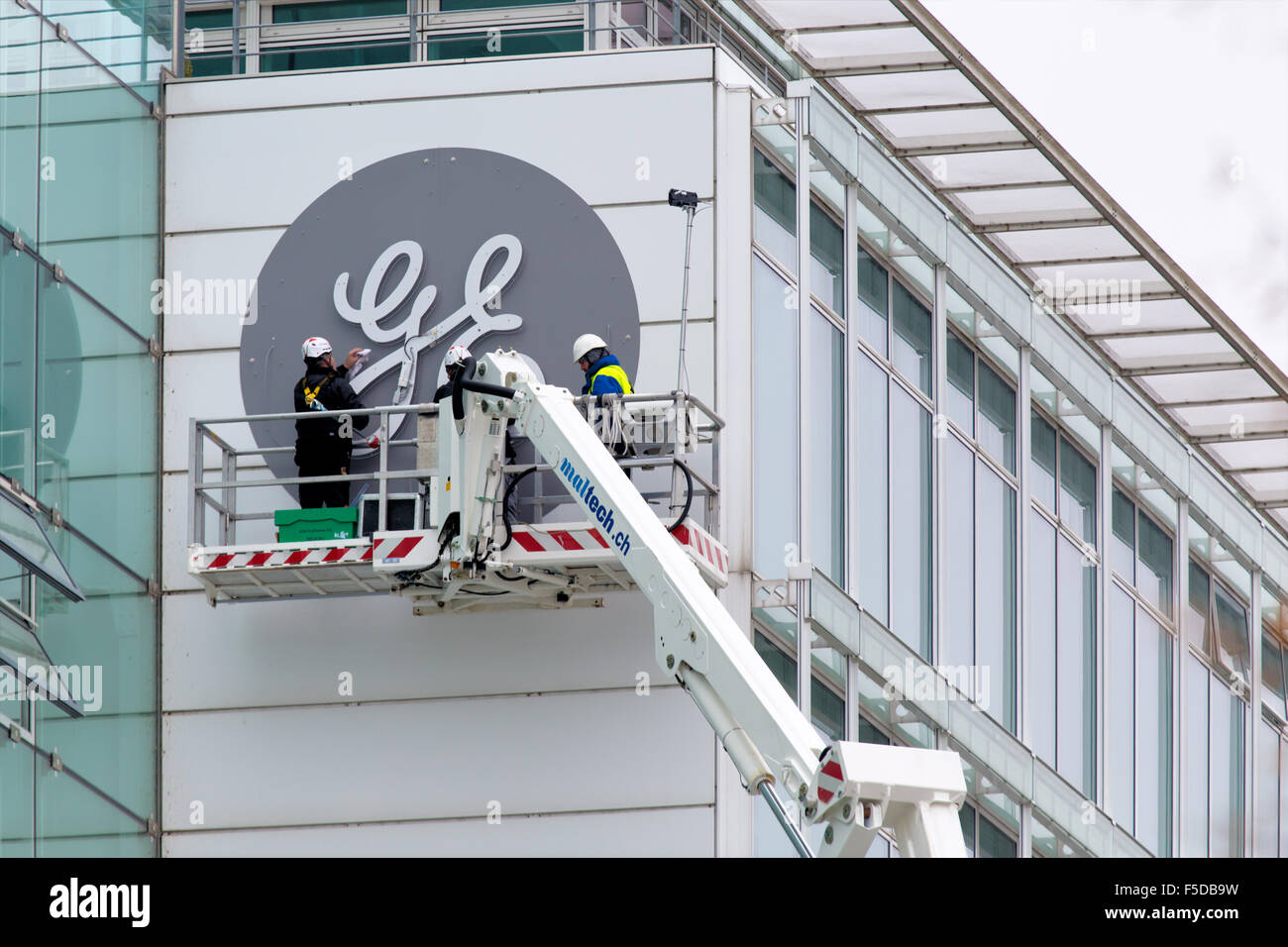 Baden/Schweiz. 2. November 2015. Installation des neuen General Electric Logos auf das ehemalige Gebäude der Alstom Stockfoto