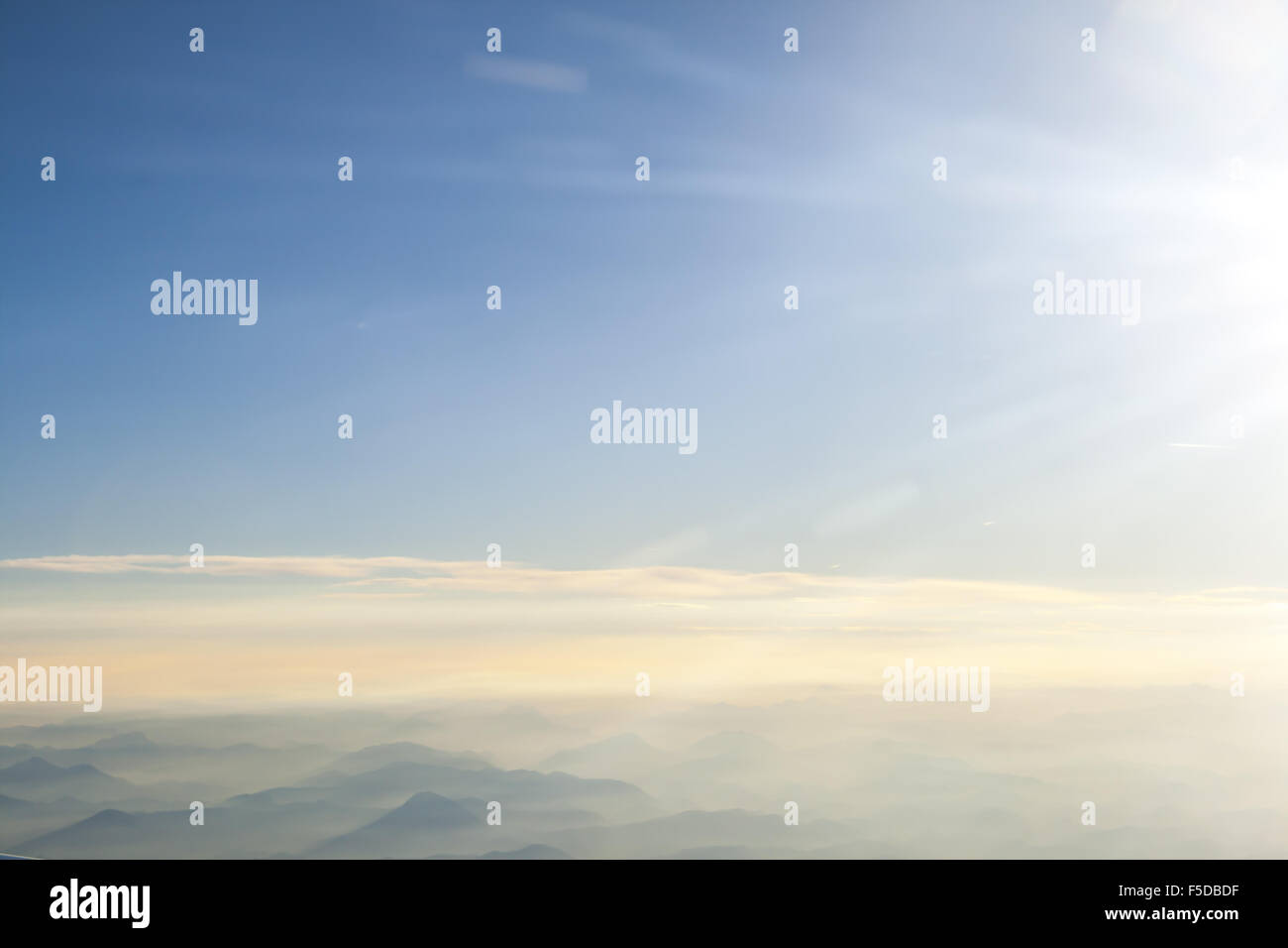 mit der Sonne und Berge über den Wolken Stockfoto