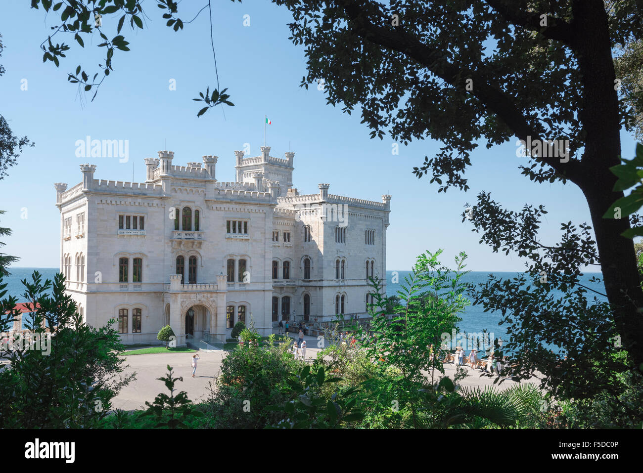 Das Schloss Miramare, auf einer Landzunge 7km westlich von Triest, wurde von der Habsburger Erzherzog Ferdinand Maximilian 1856-70 gebaut. Stockfoto Das Schloss Miramare, auf einer Landzunge 7km westlich von Triest, wurde von der Habsburger Erzherzog Ferdinand Maximilian 1856-70 gebaut. Stockfoto