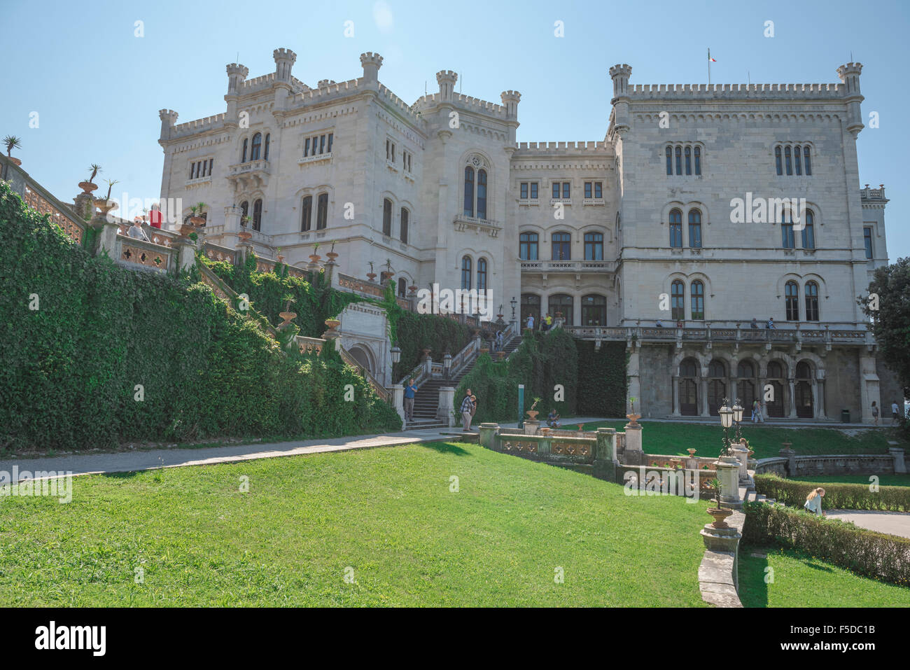 Miramare Triest, das Castello Miramare wurde von Habsburg Erzherzog Ferdinand Maximilian 1856-70 gebaut. Stockfoto Miramare Triest, das Castello Miramare wurde von Habsburg Erzherzog Ferdinand Maximilian 1856-70 gebaut. Stockfoto