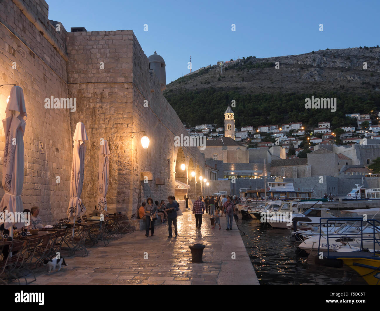 Blaue Stunde im alten Hafen von Dubrovnik Kroatien, ein UNESCO-Weltkulturerbe, gut geschützt und jetzt ein Urlaubsziel Stockfoto