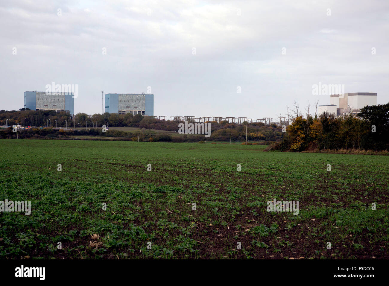 Hinkley Punkt Kernkraftwerk, Somerset, England - zwei Gebäude von Hinkley Punkt A stillgelegt () L, Hinkley Point B R Stockfoto