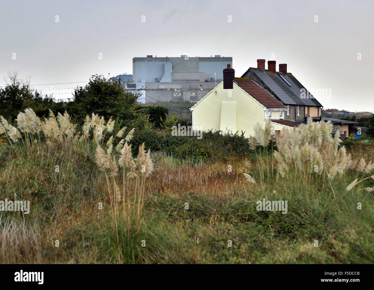Hinkley Punkt Kernkraftwerk, Somerset, England - Hinkley Punkt B im Hintergrund Stockfoto
