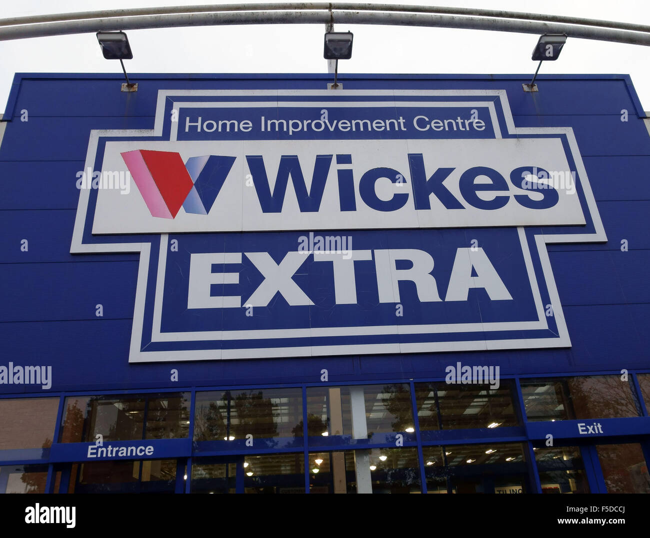 Zweig der Wickes Extra Baumarkt in Somerset, England Stockfoto