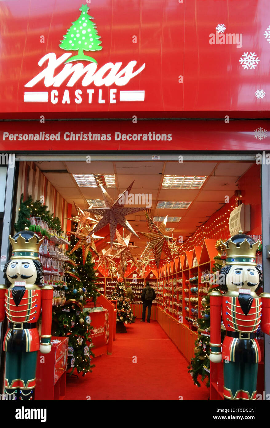 Pop-up-Weihnachts-Dekorationen-Shop in der Oxford Street, London Stockfoto