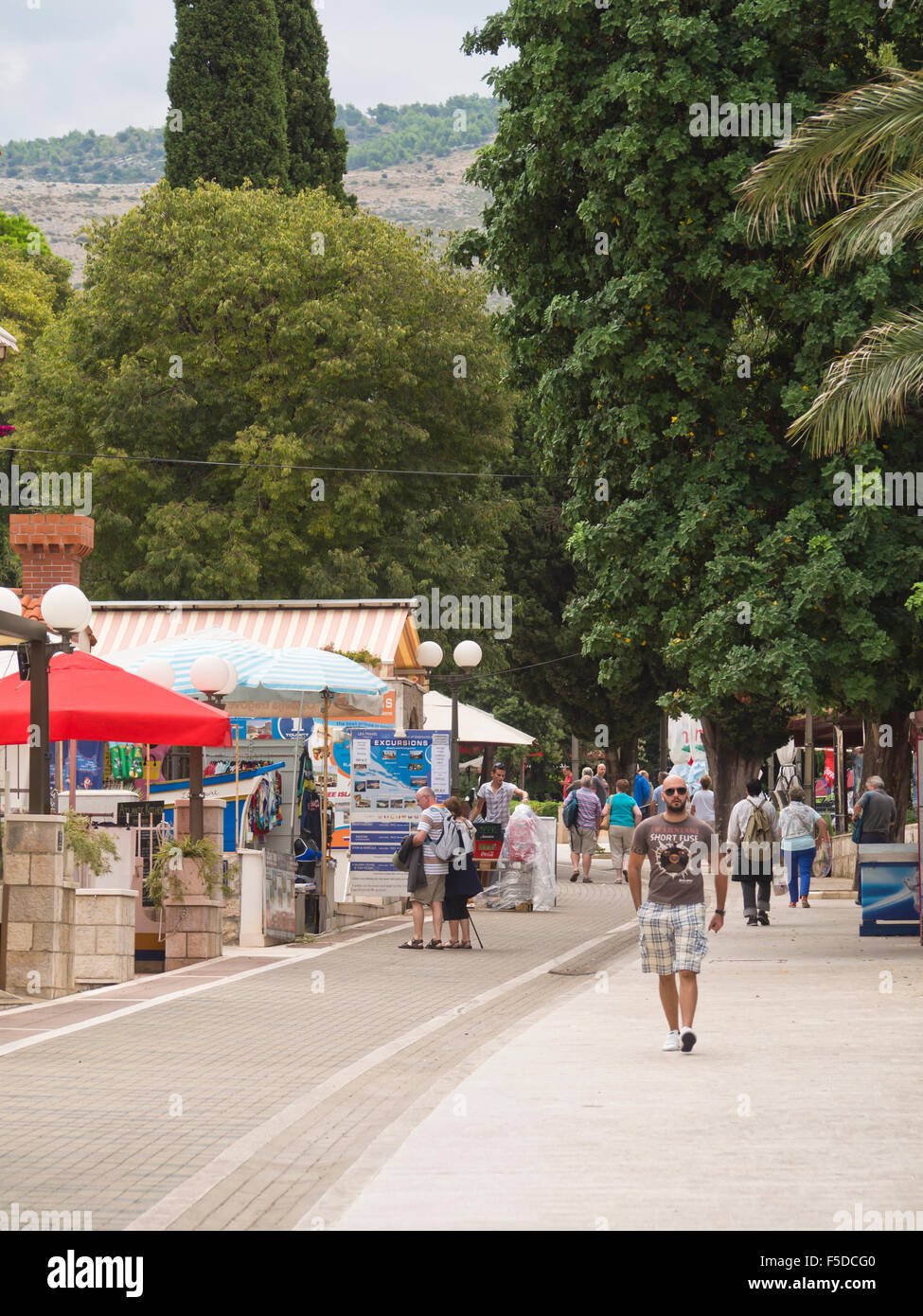 Fußgängerzone in der touristischen Stadtteil von Lapad in Dubrovnik Kroatien Straße, Stände Souvenir an den Seiten Stockfoto