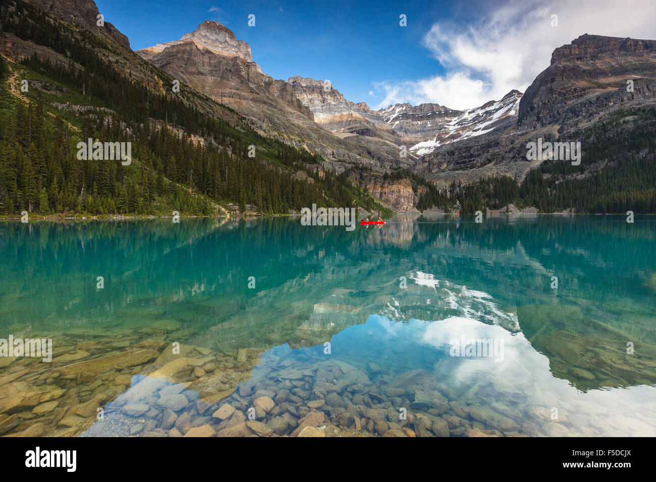 Ein paar Kanu am wunderschönen Lake O'Hara im Yoho National Park, British Columbia, Kanada, Amerika. Stockfoto