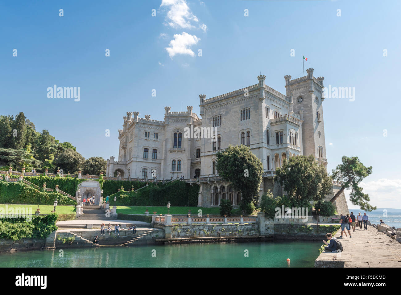 Schloss Miramare Triest, wurde 1856-70 von Habsburg Erzherzog Ferdinand Maximilian erbaut Stockfoto Schloss Miramare Triest, wurde 1856-70 von Habsburg Erzherzog Ferdinand Maximilian erbaut Stockfoto